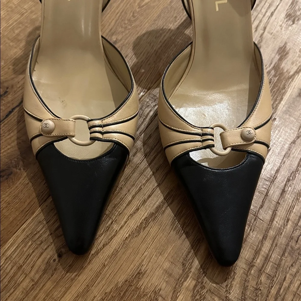 CHANEL Vintage Two-Tone Black and Cream Heels 39 - Picture 3 of 12